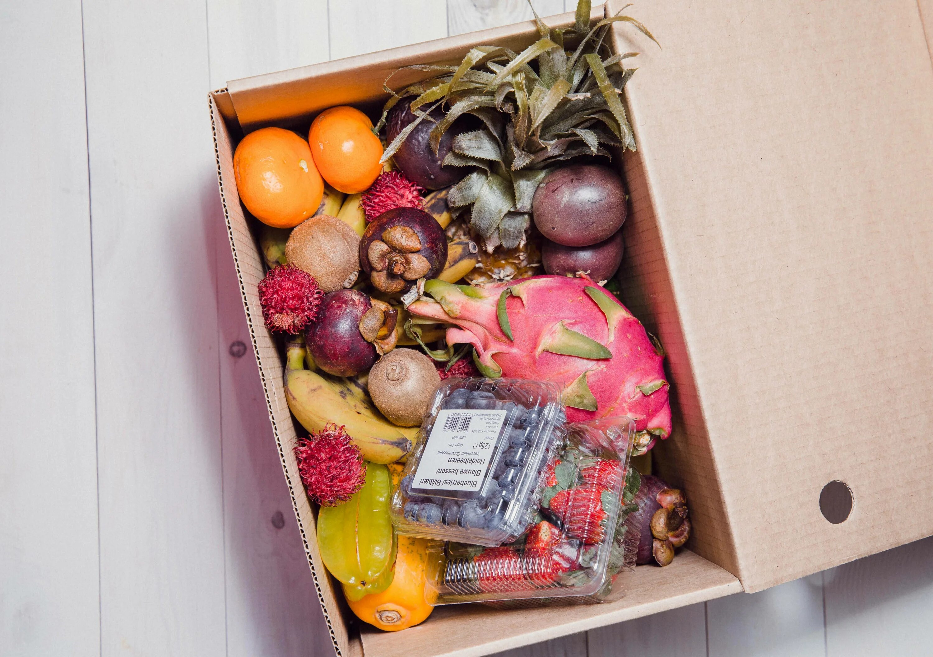 Подарочная коробочка с фруктами. Подарочный ящик с фруктами. Коробка с фруктами в подарок. Фруктовый подарок в коробке.