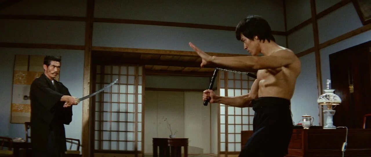 Брюс ли в фильме кулак ярости 3. Брюс ли мышцы. Полет дракона брюс ли. Bruce lee джиткундо. Нунчаки брюс брюс ли.