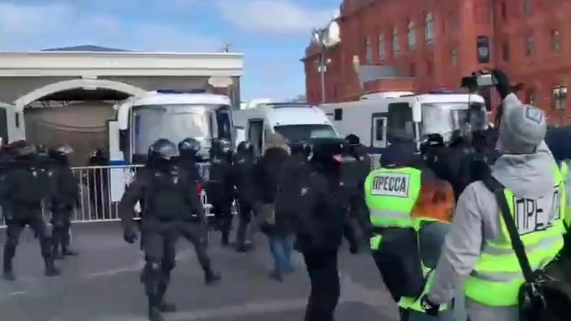 Акции арест. Митинг в Москве март 2022. Задержанные на митинге в Москве на красной площади. Задержание в центре Москвы. Протесты на Манежной площади.