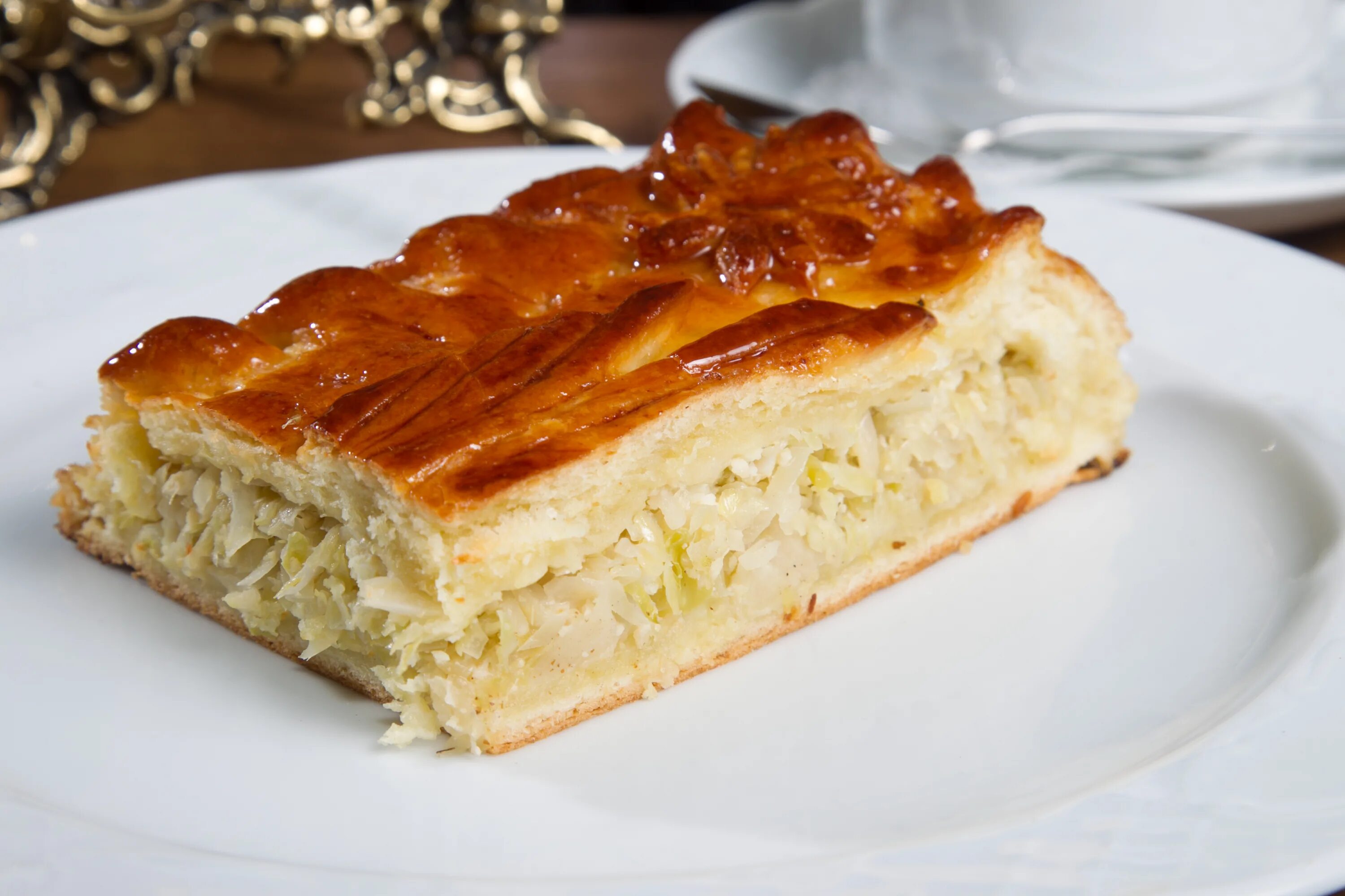 Рецепт пирога с капустой. Штолле капустный пирог. пирог кулебяка с капустой. пирог кулебяка с капустой и яйцом. дрожжевой пирог с капустой.