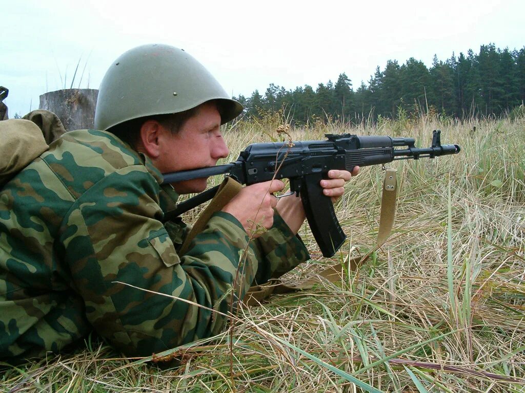 Ак 74 спецназ. Стрельбище акс. Стрельба акс. Стрельба акс. Целится из автомата.