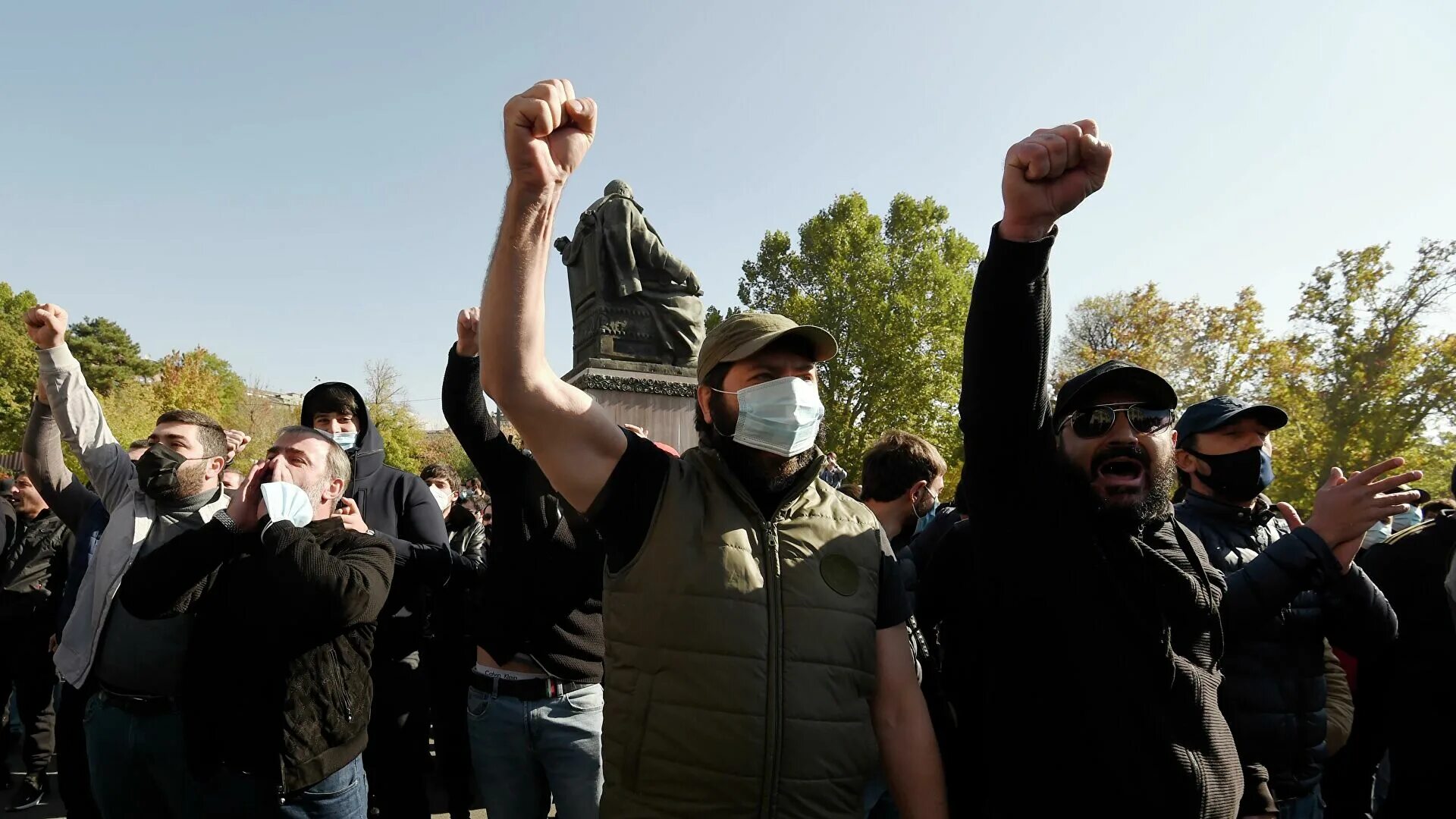 Пашинян против россии. Митинг Армении против Пашиняна. В Ереване митингующие в МИД. Митинг в Армении 2020. Протесты в Армении 2021.