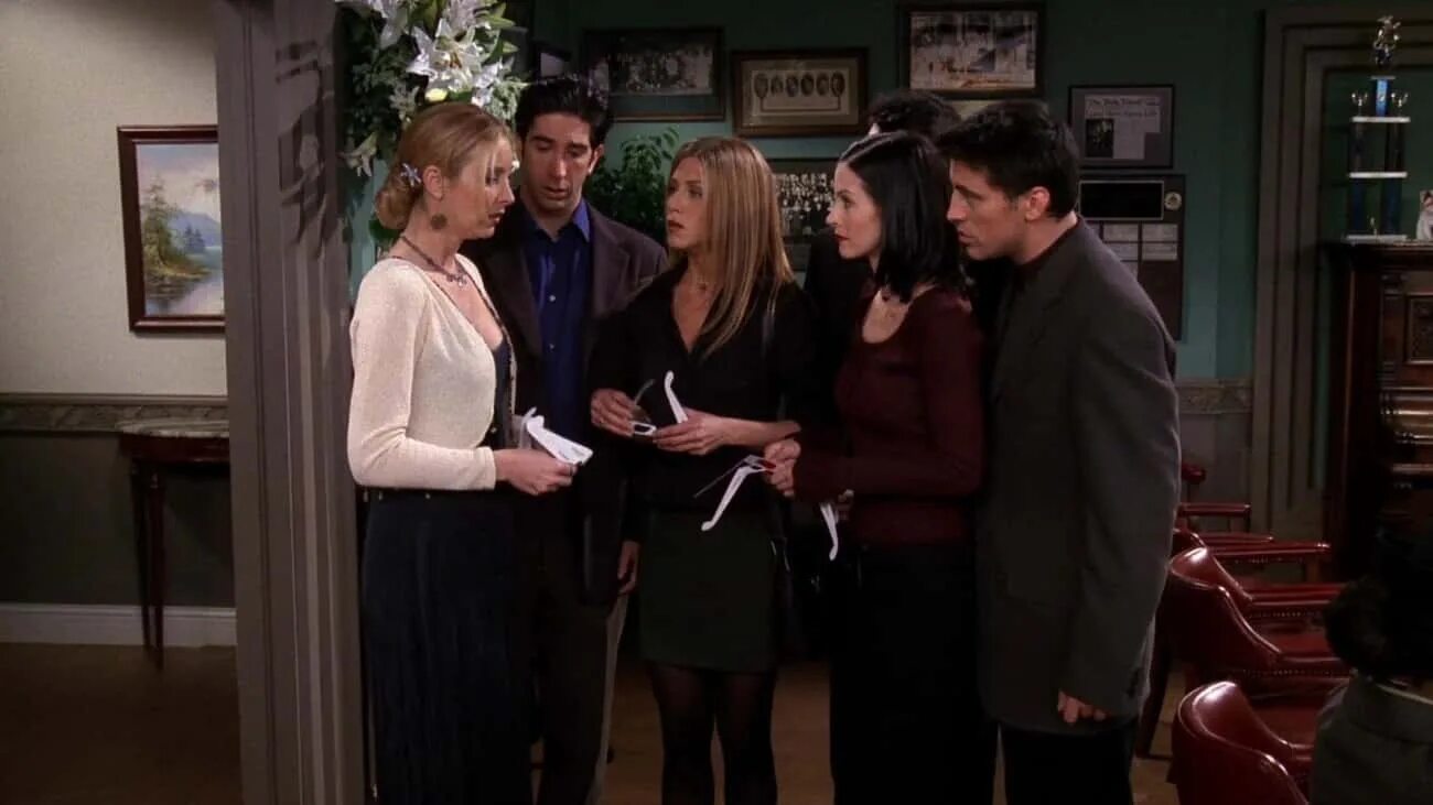 Джо с сумкой друзья. Friends 5 23. Чендлер и фиби. Friends the one where ross can't flirt. Чендлер и фиби.