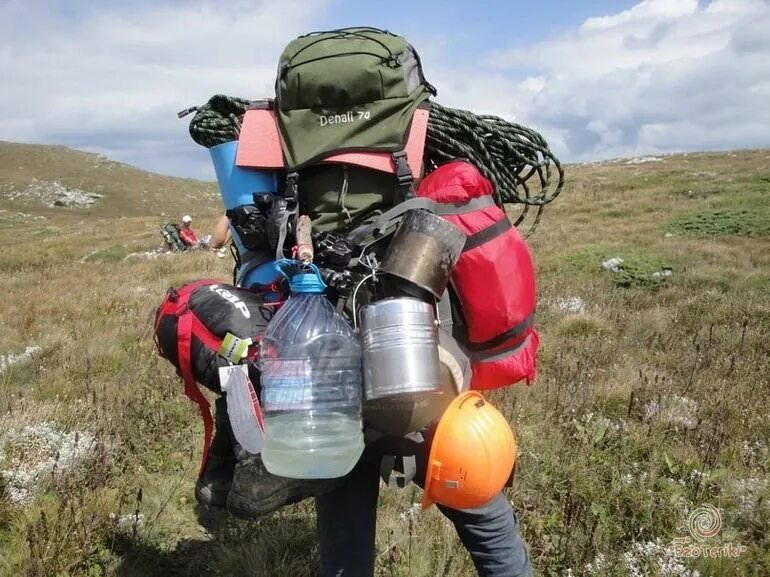 Рюкзак для похода. Турист в походе с рюкзаком. Снаряжение для похода в горы. Собранный рюкзак в поход. Для туристического похода ребята нужны рюкзаки