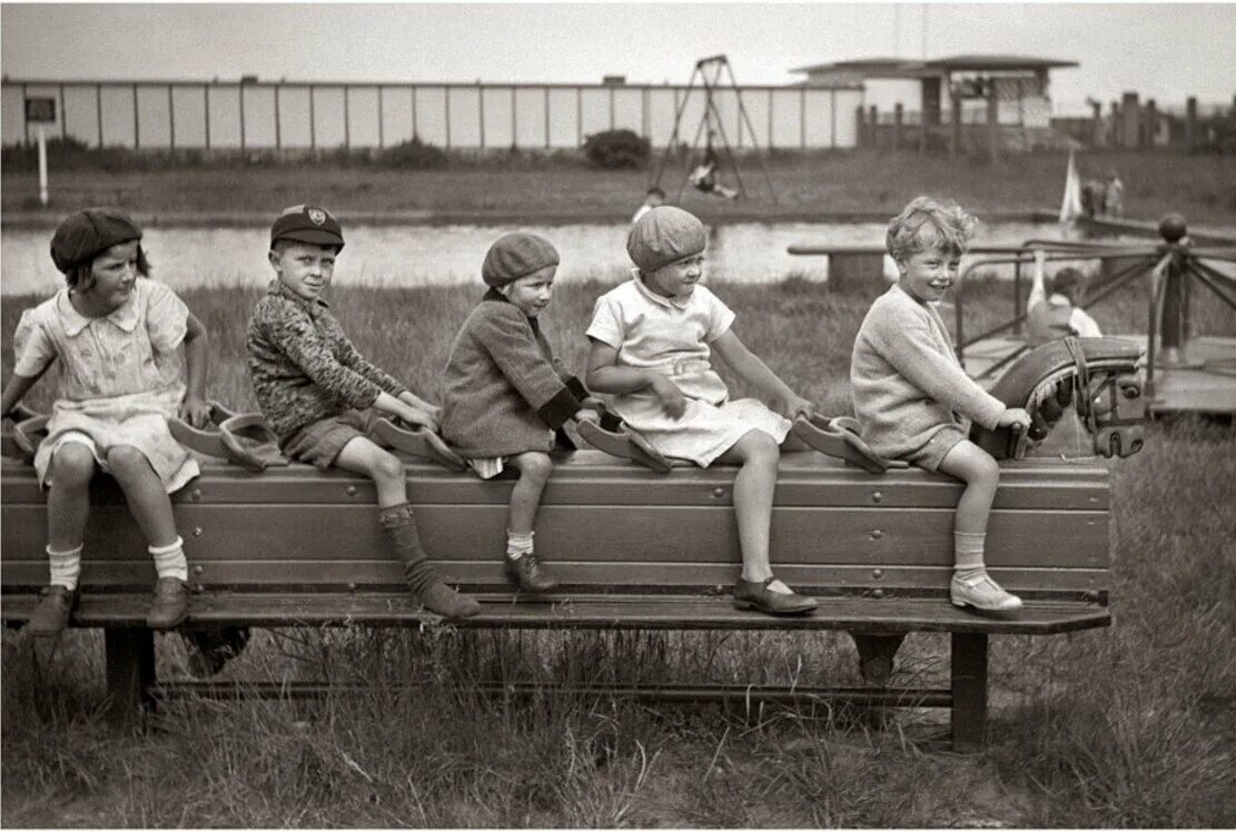 Б детвора. Советские дети во дворе. Советское детство. Советское детство во дворе. Советские дети на скамейке.