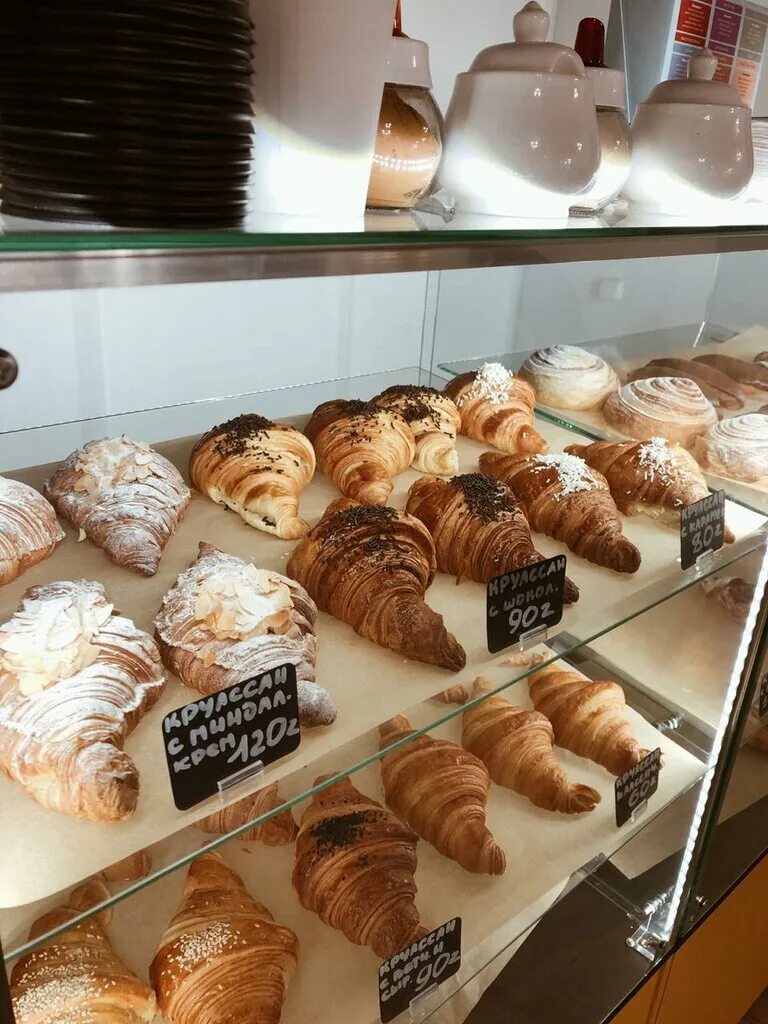 алауда пекарня ставрополь. выкладка хлеба. выпечка пекарня. кулинария пекарня булочка. кондитерский магазин.