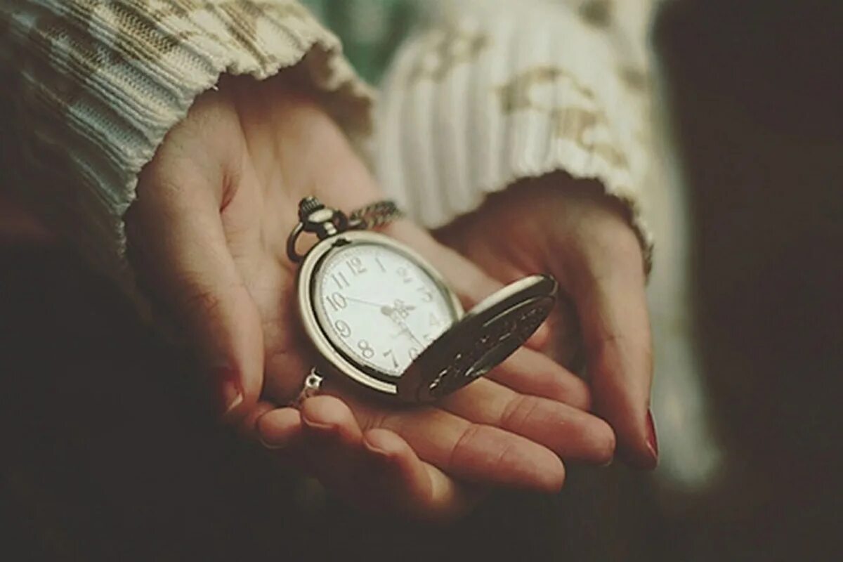 Исправить прошлое. Часы на руке. Фотосессия с часами. Ожидание часы. Человек часы.
