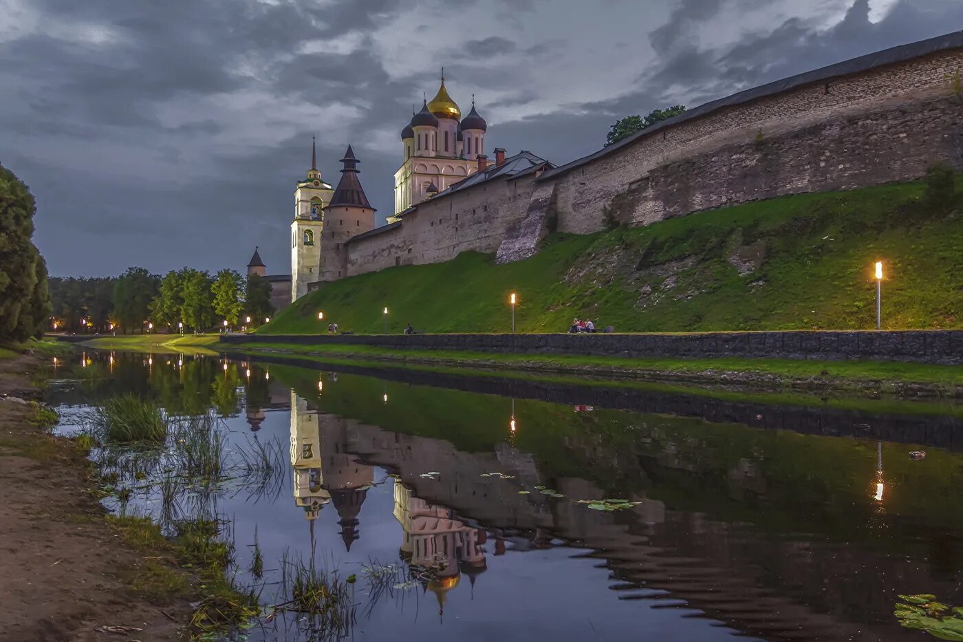 Фото псковская. Псков Кремль вечером. Вечерняя набережная Псков. Псков лето. Летний Псков.