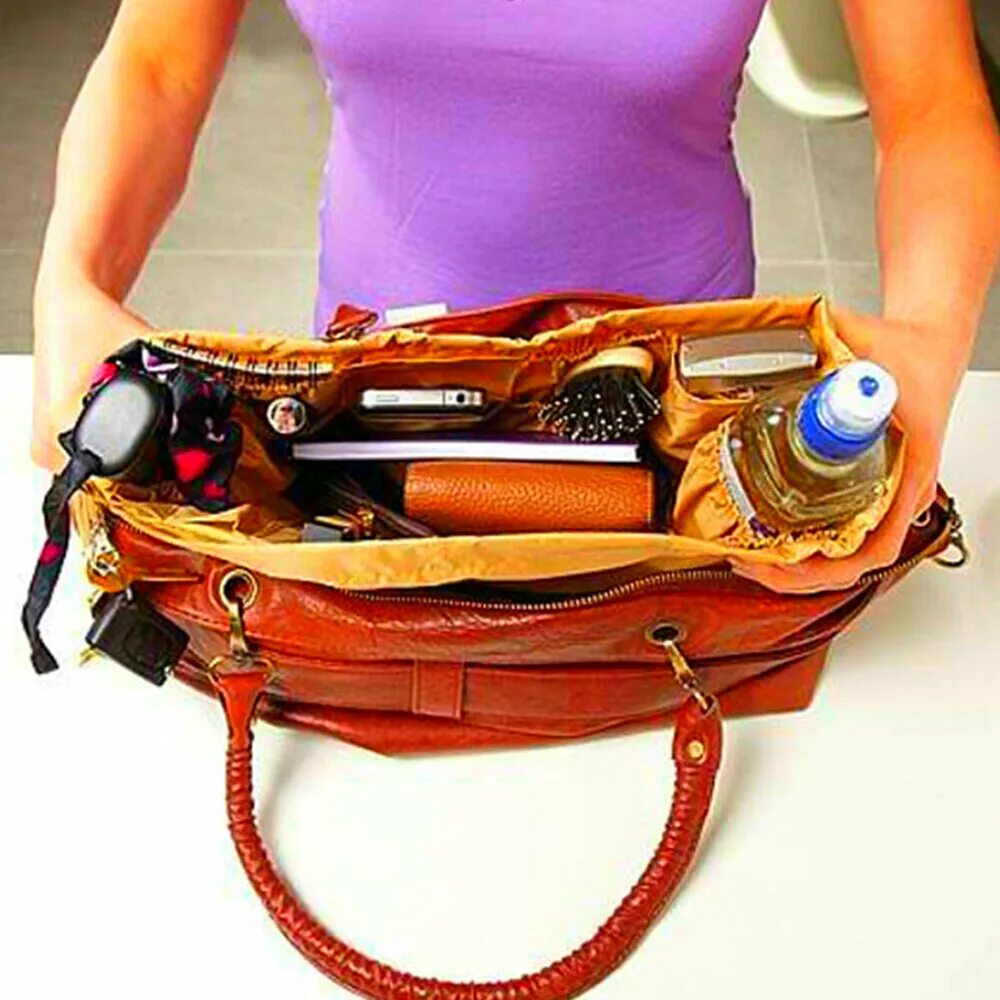 Содержимое женской сумочки. Сумка с вещами. Вещи в женской сумке. Женская сумка внутри. Что нужно положить в сумку