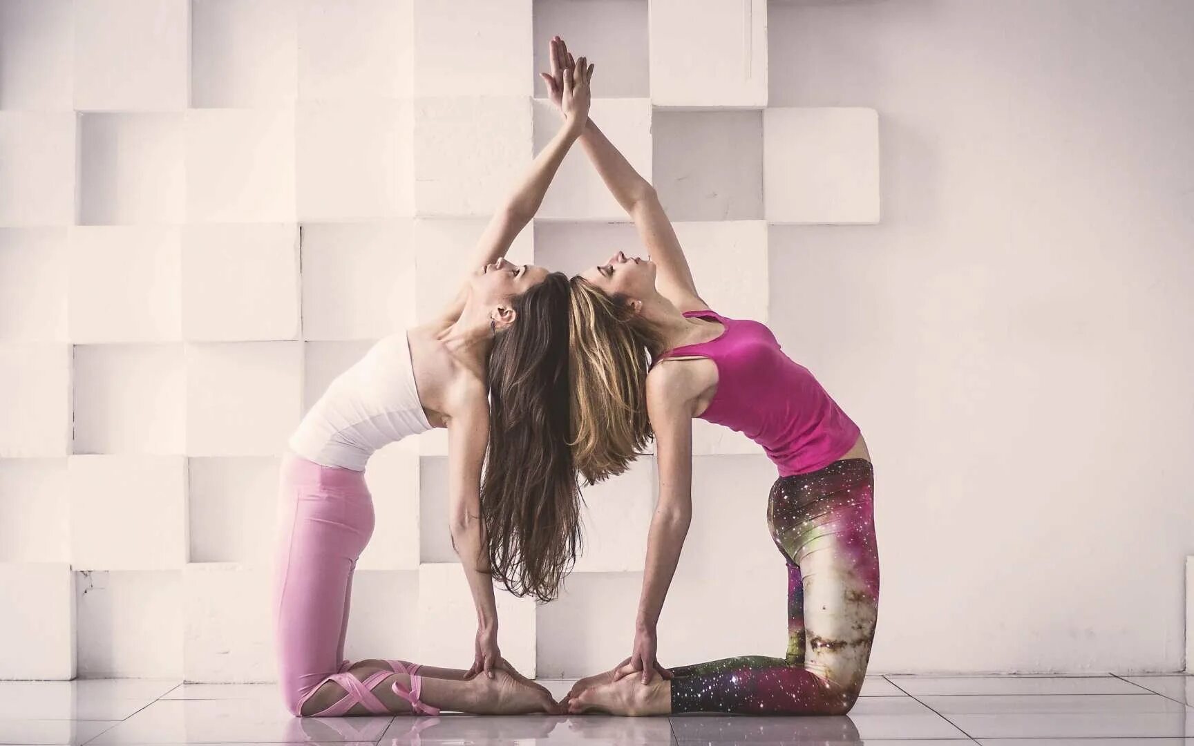 Спортивные позы. Стретчинг танец. Гибкость. Стретчинг танец. Растяжка групповая тренировка.