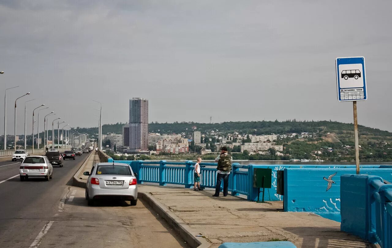 Высадка пассажиров на мосту