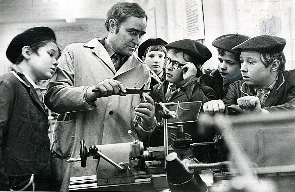 Уроки домоводства в советской школе. Труды в школе ссср. Труды в школе ссср. Советские уроки труда. Урок в советской школе.