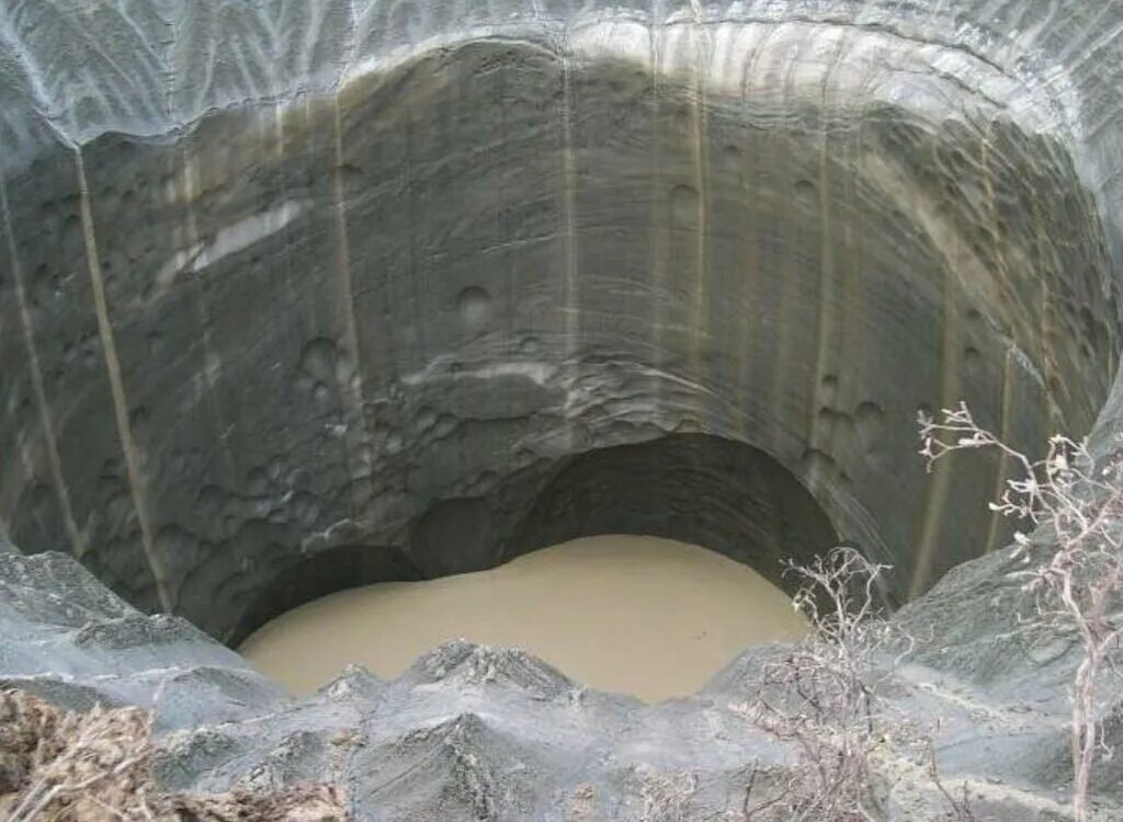 Дыра в скале. Ямальский кратер (ямальская воронка). Дыра в земле. Криовулкан ямальский кратер. Огромная яма.