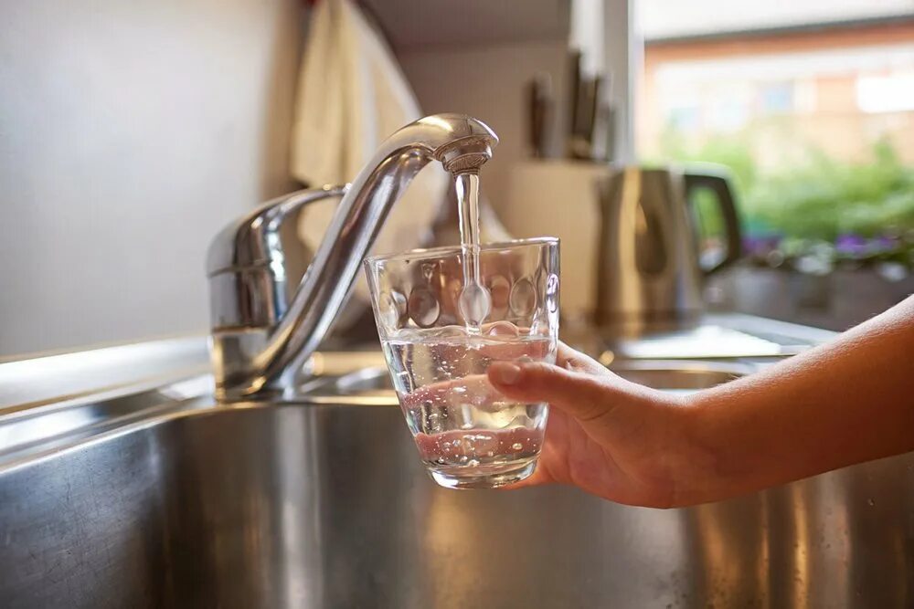 Обеспечение качества питьевой воды. Вода из крана. Кран с водой. Чистая вода из под крана. Кран для питьевой воды.