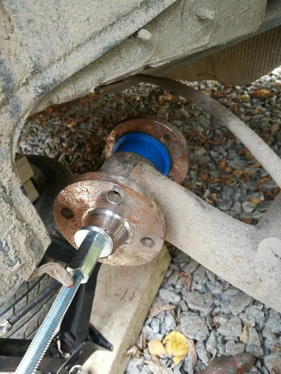 Замена сайлентблоков балки рено логан. Сайлентблок задний рено логан. Замена сайлентблоков балки рено логан. Съёмник сайлентблоков задней балки рено логан 1. Замена сайлентблоков балки рено логан.