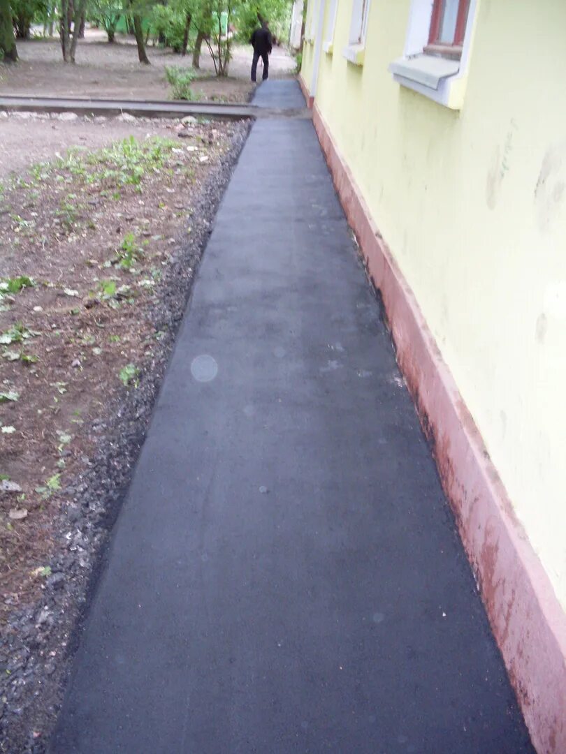 Отмостка из асфальта. Отмостка вокруг дома. Отмостка асфальт. Отмостка из асфальта. Щебеночно песчаная отмостка.