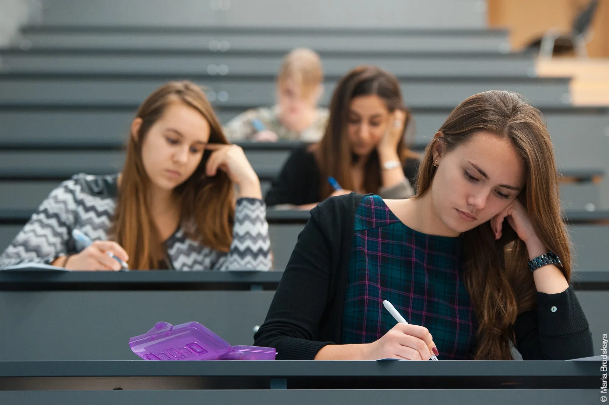 Studentki click. Студентка в аудитории. Студенты в институте. Студентка университета. Учеба в университете.