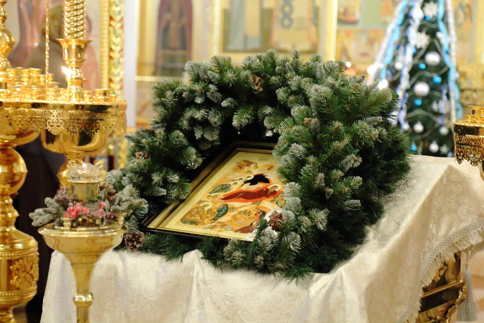 вертеп рождественский храмовая флористика. рождественскаяслуужба. рождественская храмовая флористика. храмовая флористика на рождество христово. троица служба в храме.