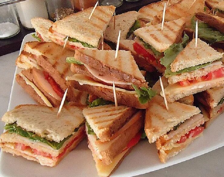 Бутерброды на закуску. Сэндвичи на праздничный стол. Простые и вкусные бутерброды. Мини бутерброды для праздничного стола.