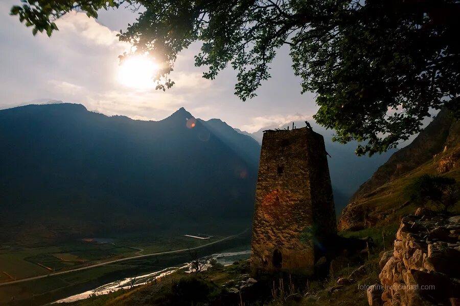 Караван верхняя балкария. Сторожевые башни кбр. Башня абаевых верхняя балкария. Аулы кабардино-балкарии горные. Нальчик верхняя балкария.