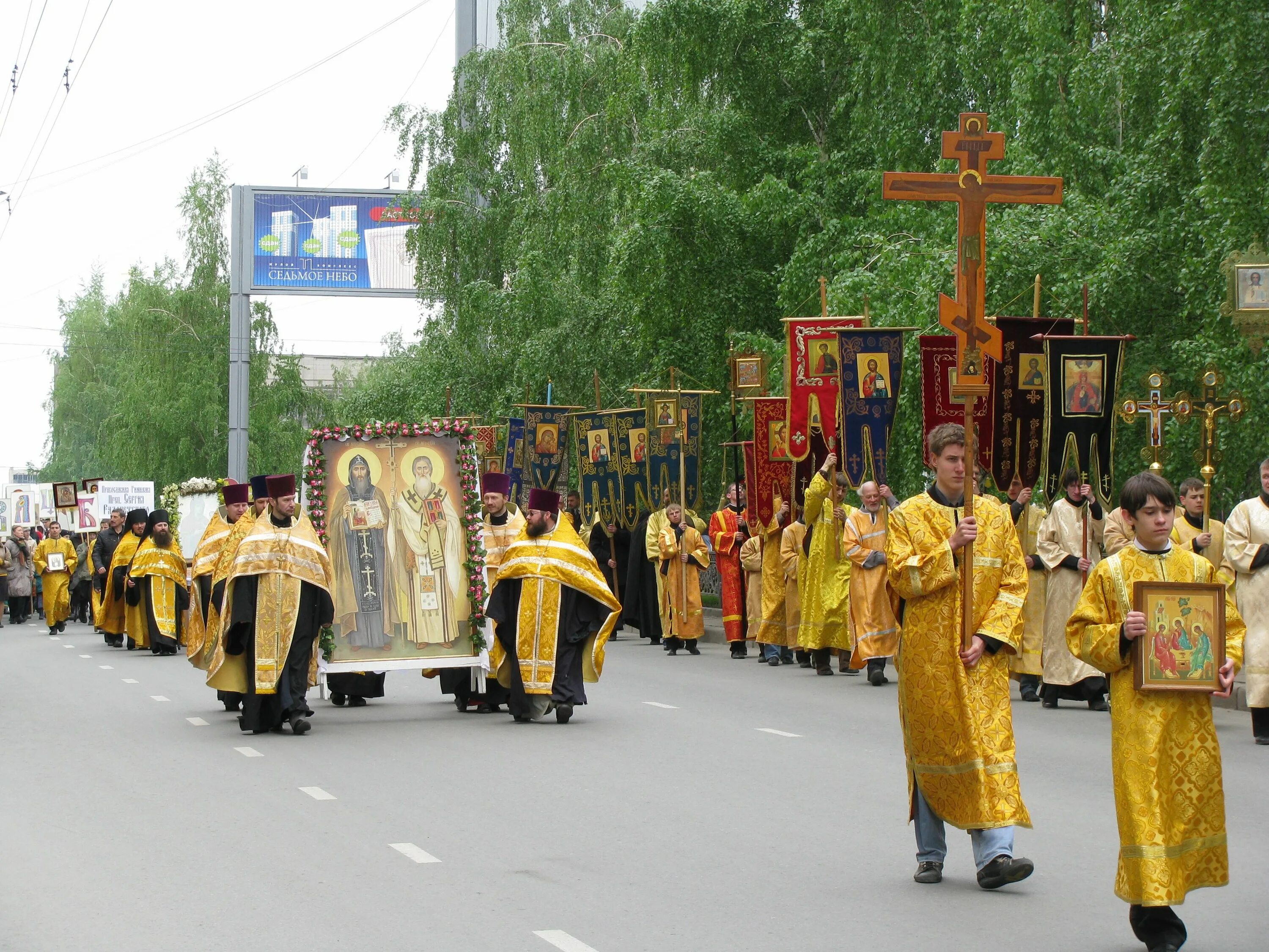 Крестный ход креста. Крестный ход. Крест для крестного хода. Крестный ход Новосибирск. Выносной крест для крестного хода.