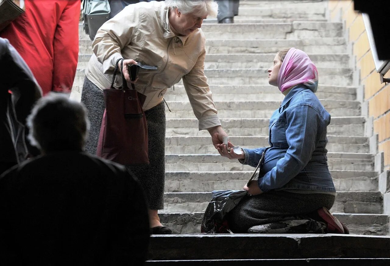 Люди станут беднее. Подаяние в церкви. Подаяние нищему. Нищие у храма. Милостыня у храма.