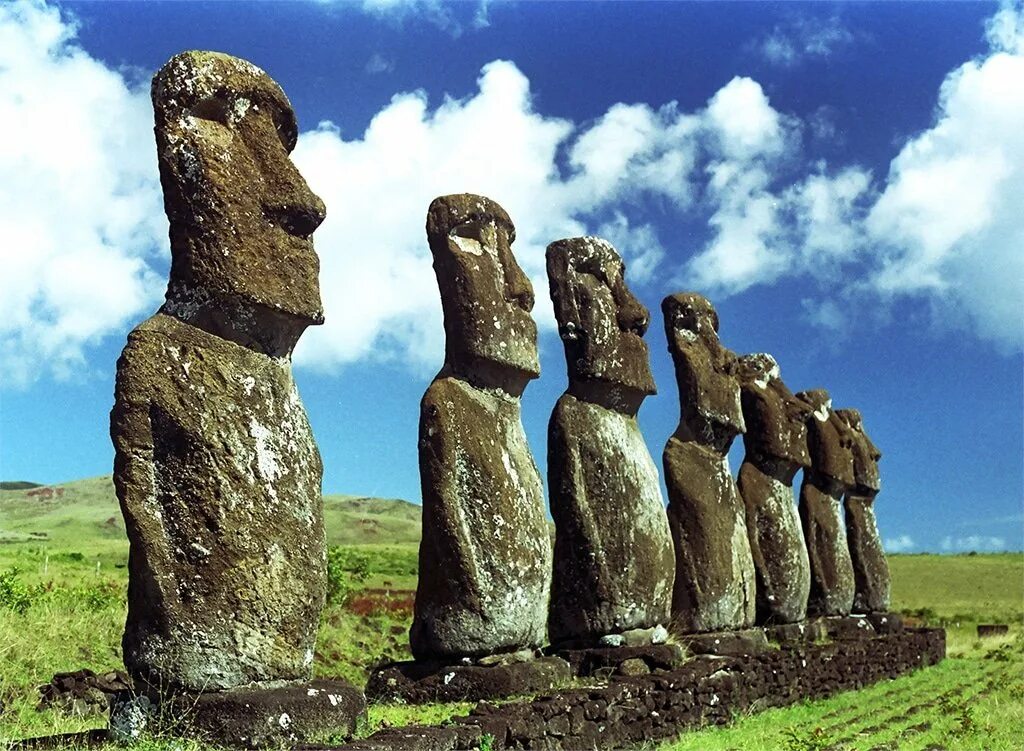 Каменные истуканы острова Пасхи. Каменные статуи острова Пасхи. Моаи на острове Пасхи. Остров Пасхи статуи Моаи.