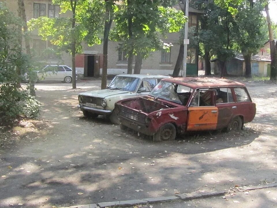 Брошенная машина во дворе. Брошенная маша. Ваз 2107 автохлам. Брошенный автомобиль во дворе. Заброшенные машины.