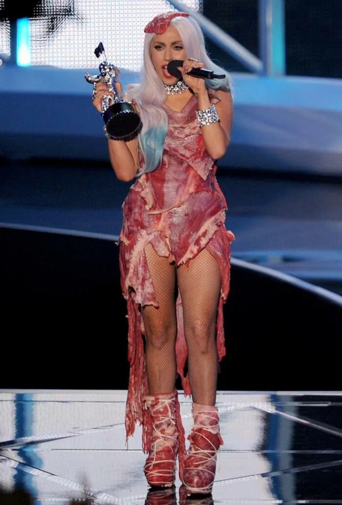 Леди Гага. MTV VMA 2010 леди Гага. Леди Гага платья. Леди Гага костюмы. Эпатажность это