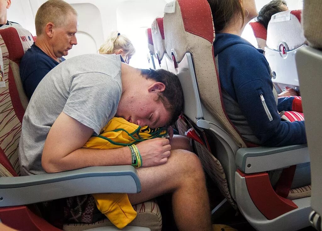 Можно пересесть в самолете. Пассажиры в самолете спят. Спать в самолете.