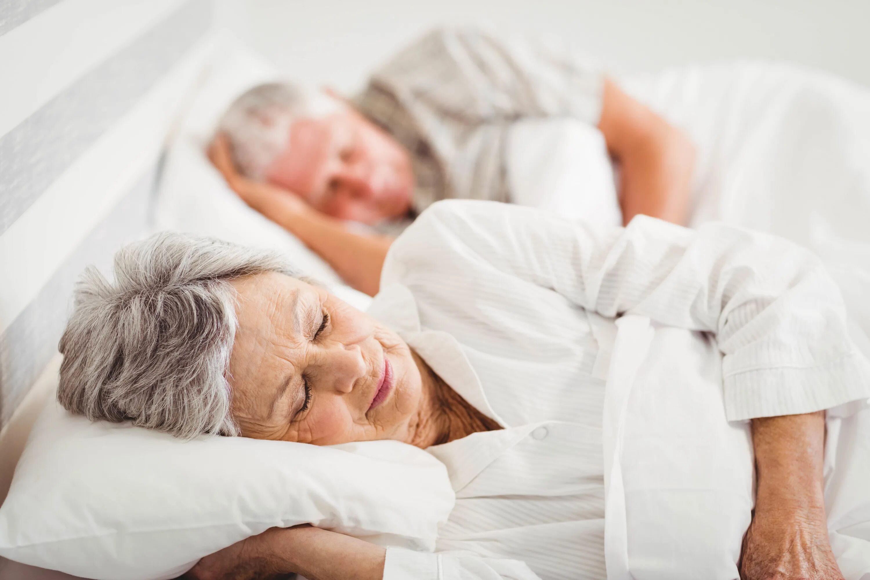 Сколько спят пожилые. Пожилая пара в постели. Сон пожилых. Спят пара старики.