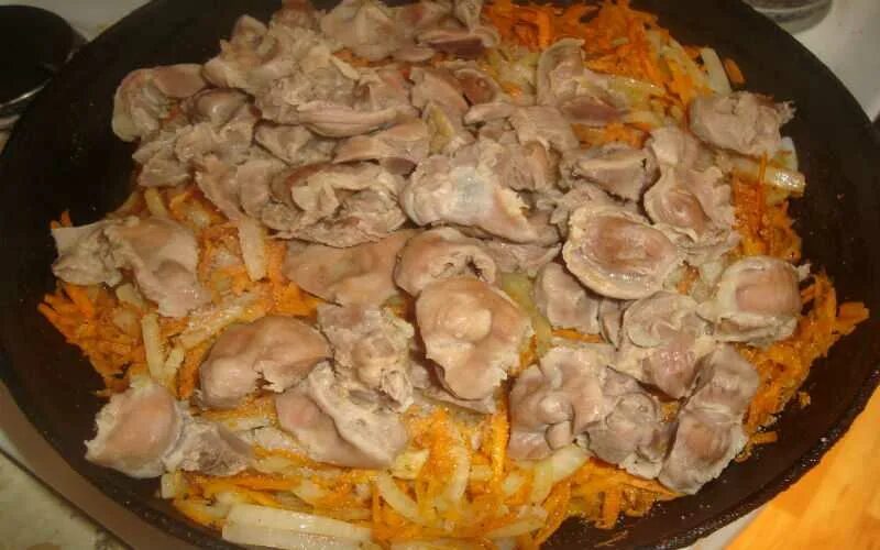 Приготовить куриные желудки на сковороде с подливкой. Желудочки куриные. Куриные пупки жареные. Блюда из куриных желудков.