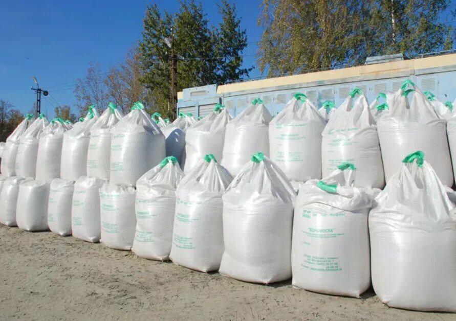 Минеральные удобрения аммофос 12 52. Минеральные удобрения аммиачная селитра. Красноярская фирма по производству удобрений. Фосагро удобрение волхов. Уралхим производители минеральных удобрений.