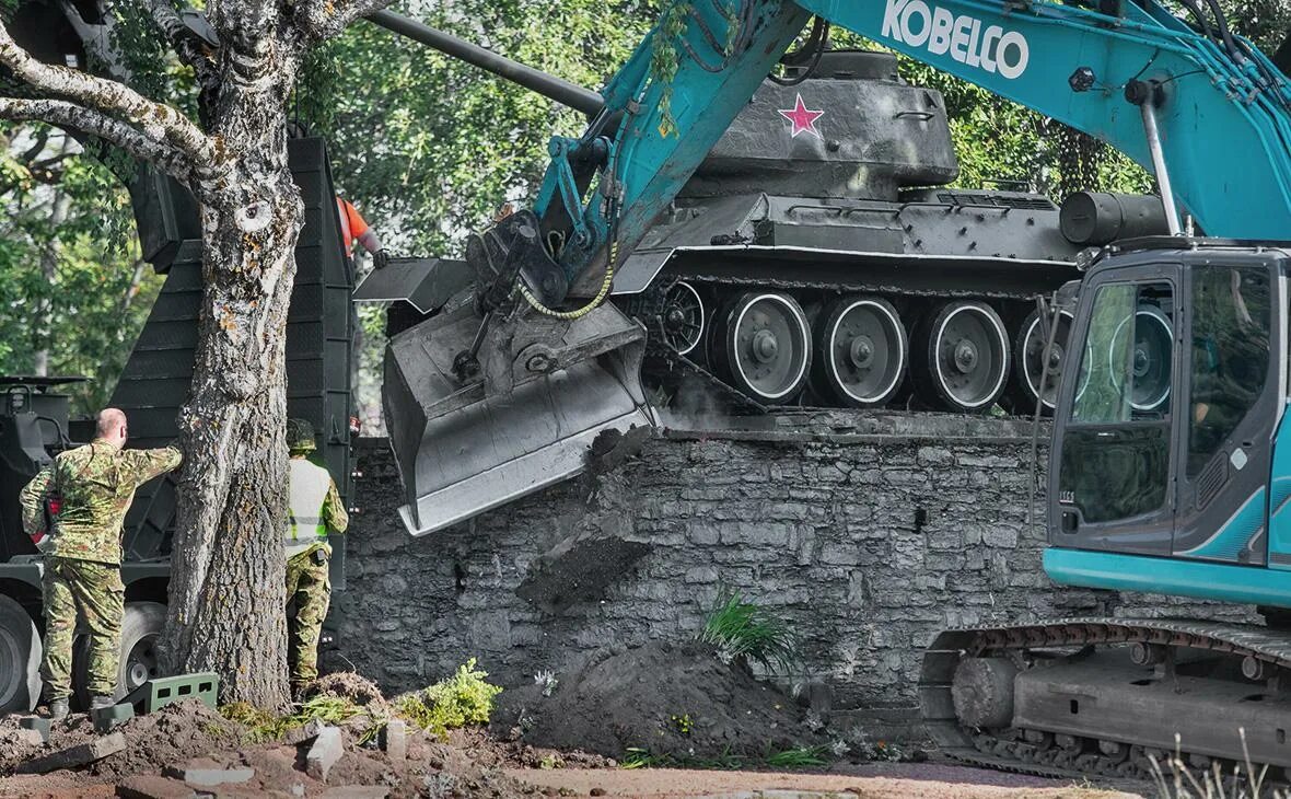 Эстония направит одного военного. Т-34 В Нарве. В Эстонии снесли памятник т 34. Демонтаж танка в Нарве. Нарва памятник т 34.