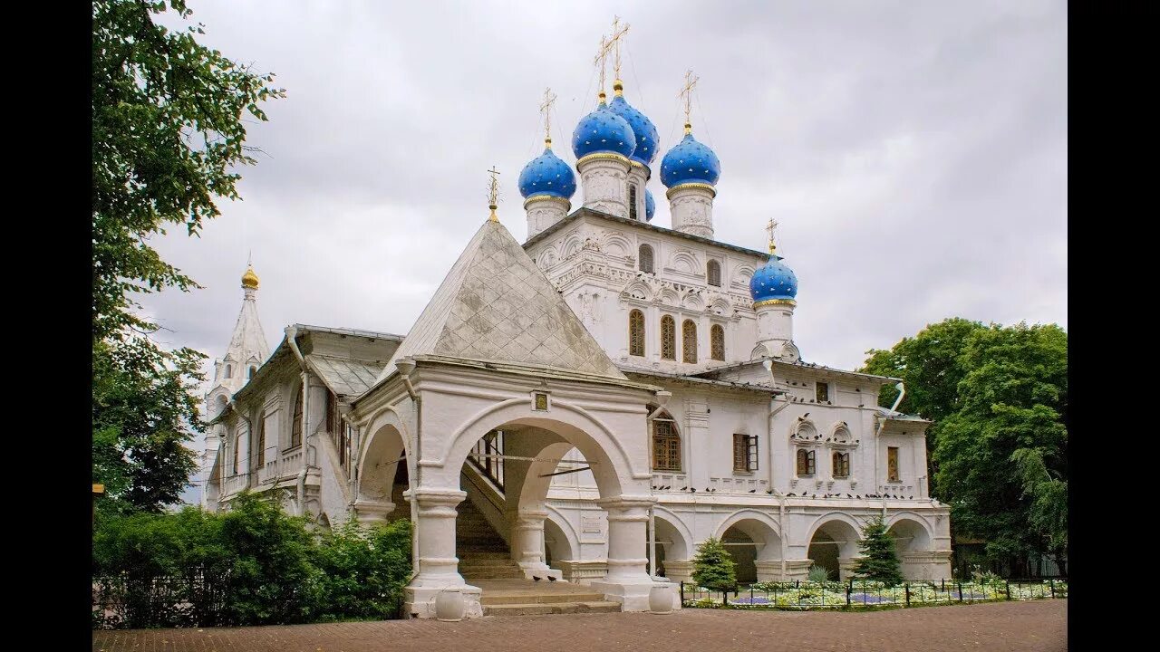 Звон в коломенском. Храм в Коломенском. Казанская Церковь в Коломенском. Коломенское парк Церковь Казанской. Храм Казанской иконы Божией матери (Коломенское) Архитектор.