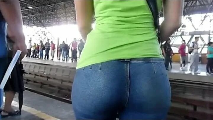 Описалась. Обтягивающие джинсы подсмотренное. Вызывающие девушки. Девушка с сюрпризом в штанах. Девушка в леггинсах телесного цвета.