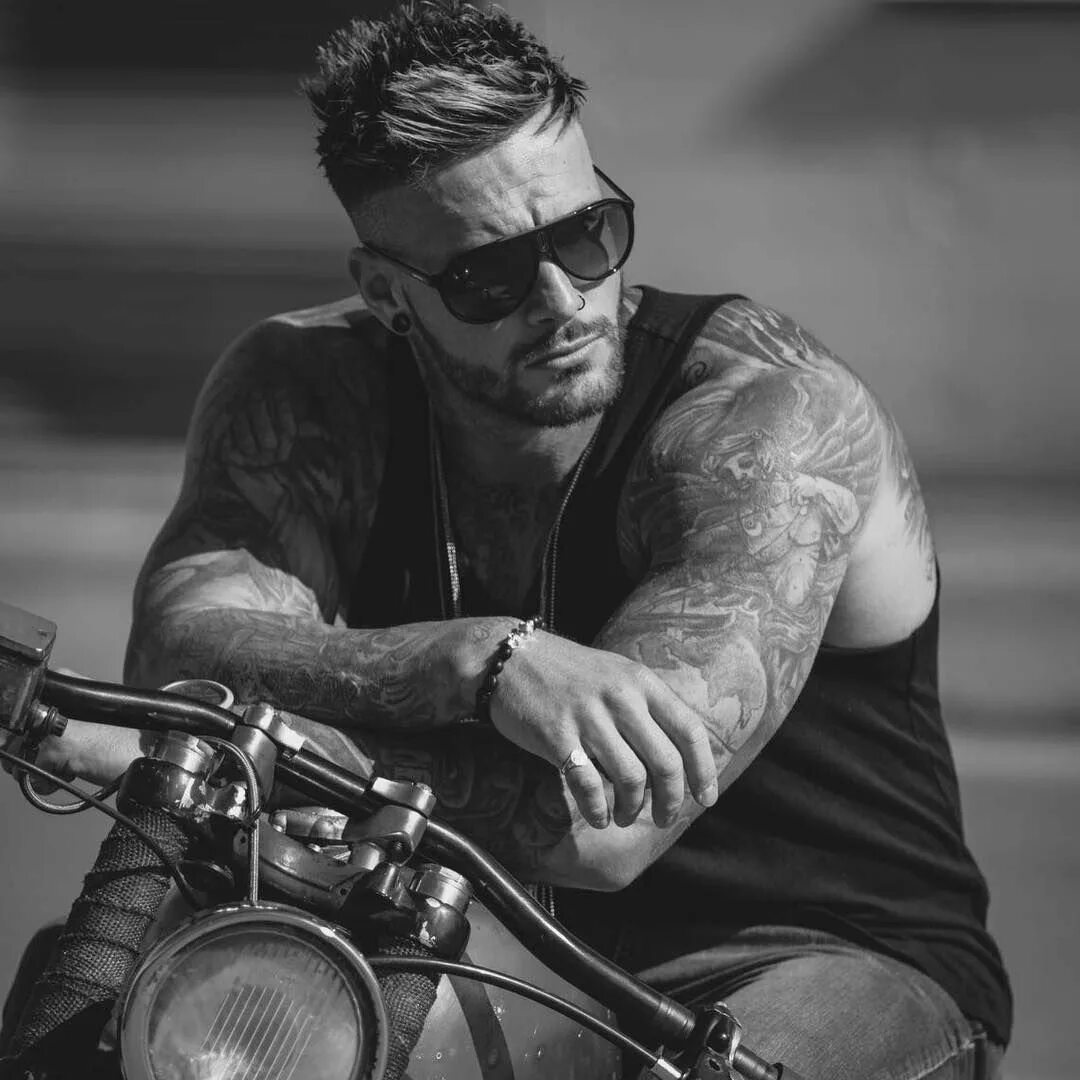 Джонни депп. Майкл фассбендер в очках. Парень в кепке. Крутые парни. Дэнни шварц в кожанке.