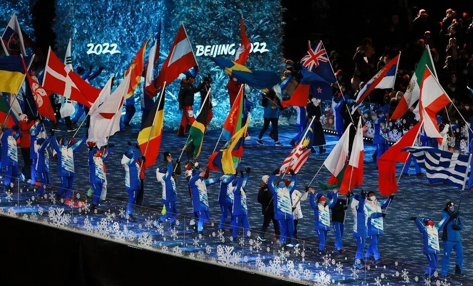 Флаг на церемонии. Церемония закрытия олимпиады 2022. Пекин 2022 церемония закрытия. Олимпийский флаг России на Олимпиаде 2022.