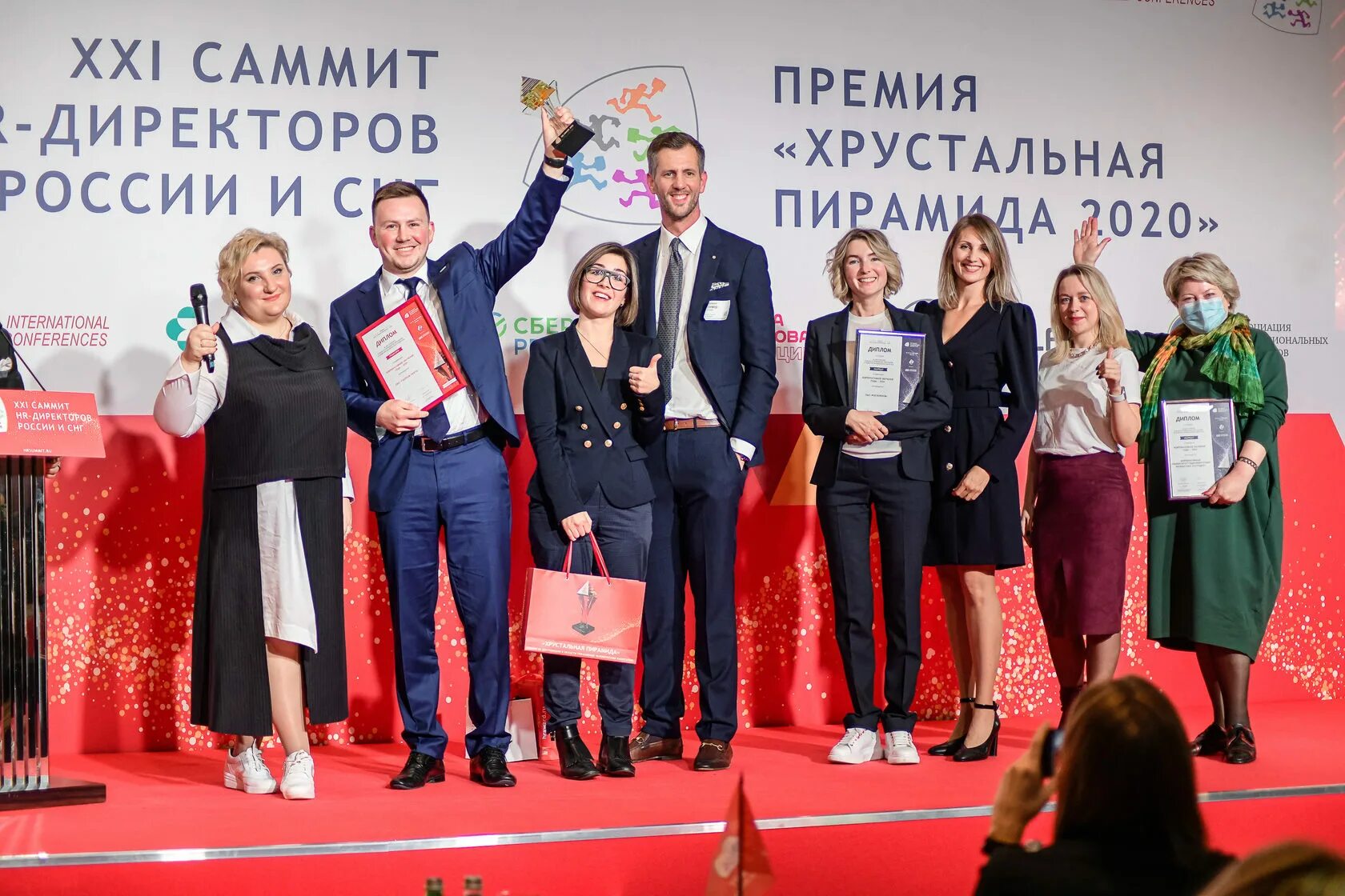 Hr премии. HR Award хрустальная пирамида. HR Summit 2022. HR Award хрустальная пирамида 2021. Саммит HR директоров.