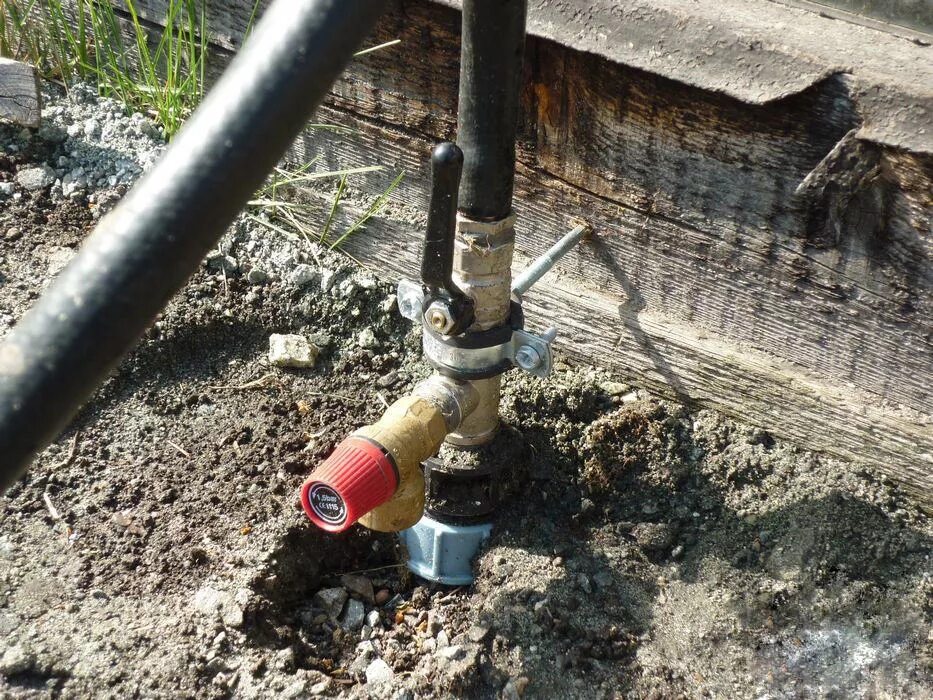 Скважина соединение труб. Водопровод труба для скважины. Водопровод на даче. Летний водопровод на даче. Ввод воды на участок.