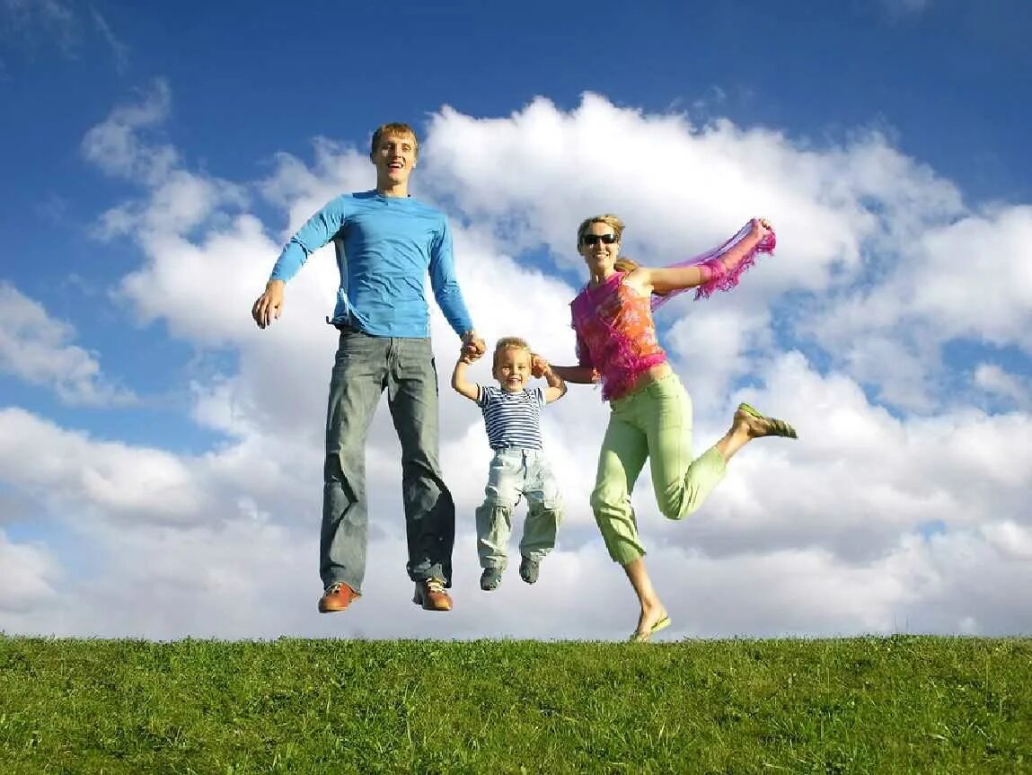 Happy fly. Счастливая семья. Счастливая здоровая семья. Семейное счастье. Семья на фоне неба.