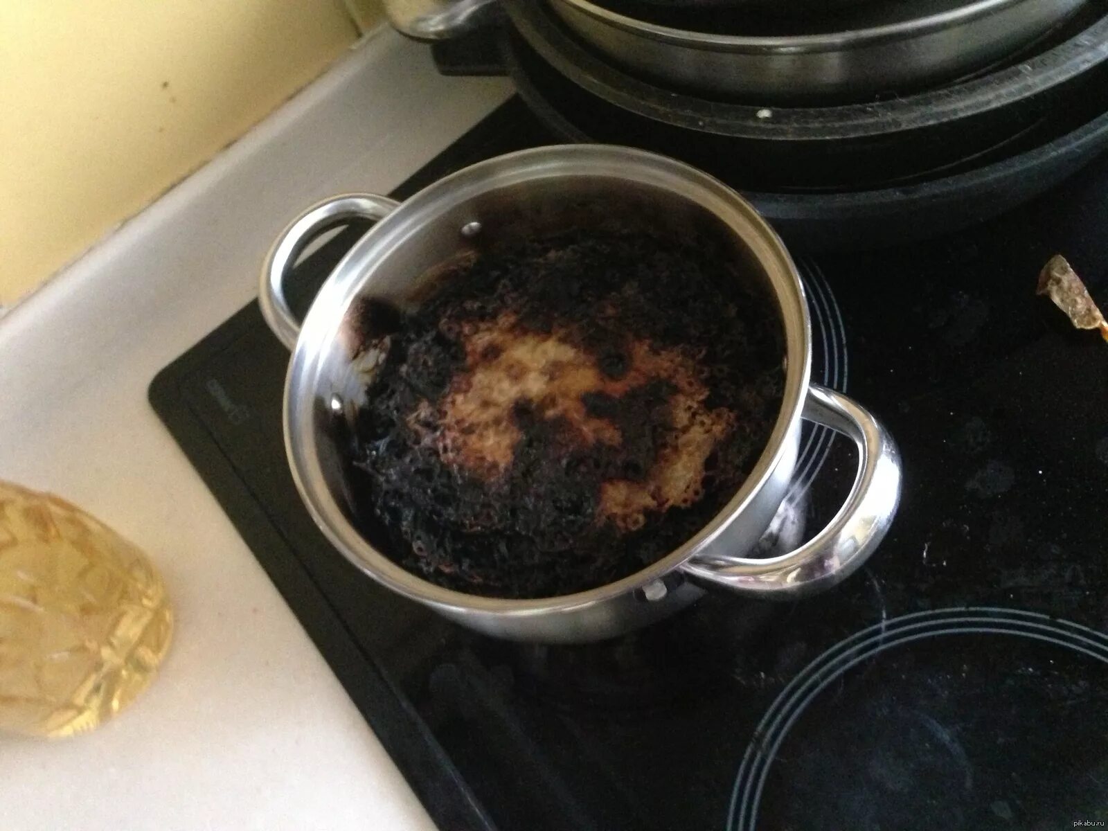 Как избавиться от запаха сгоревшей еды. Сгоревшая кастрюля. Грязная кастрюля. Сгоревшая сковорода. Сгоревшая кастрюля на плите.