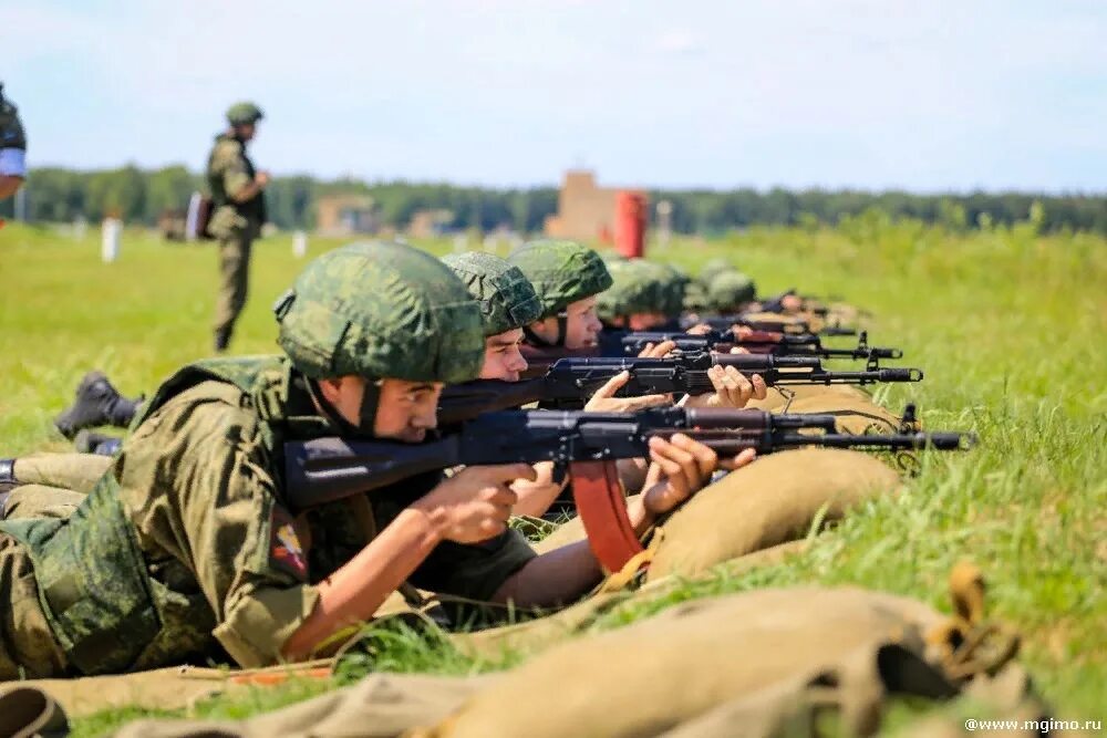 Период боевой подготовки. Стрельбы в армии. Стрельбище в армии. Солдат на стрельбах. Солдаты на стрельбище.