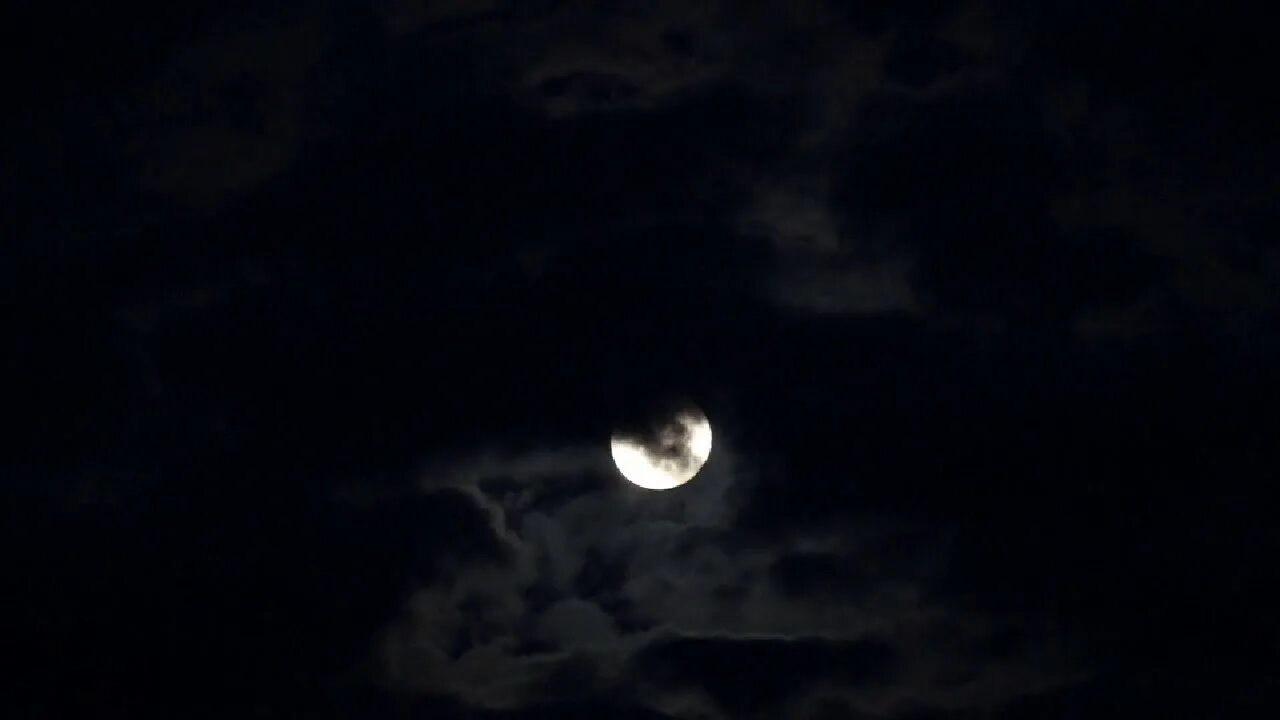 Ясная ночь черное небо. Чёрное затянутое небо. Lunar Moon Scary. Как выглядит черная ночь.