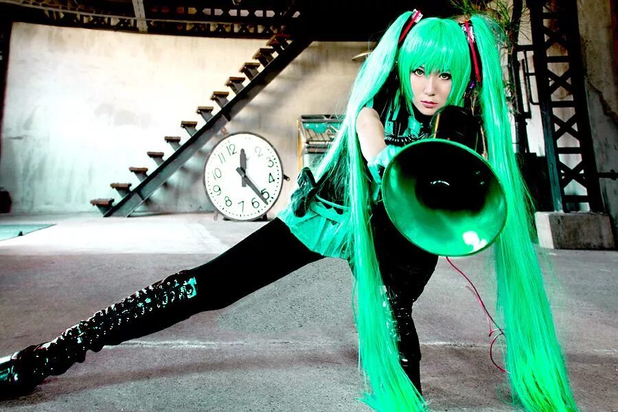 Hatsune miku cosplay. Хатсуне Мику косплей. Мику Хатсуне косплей латекс. Хатсуне Мику косплей трап.