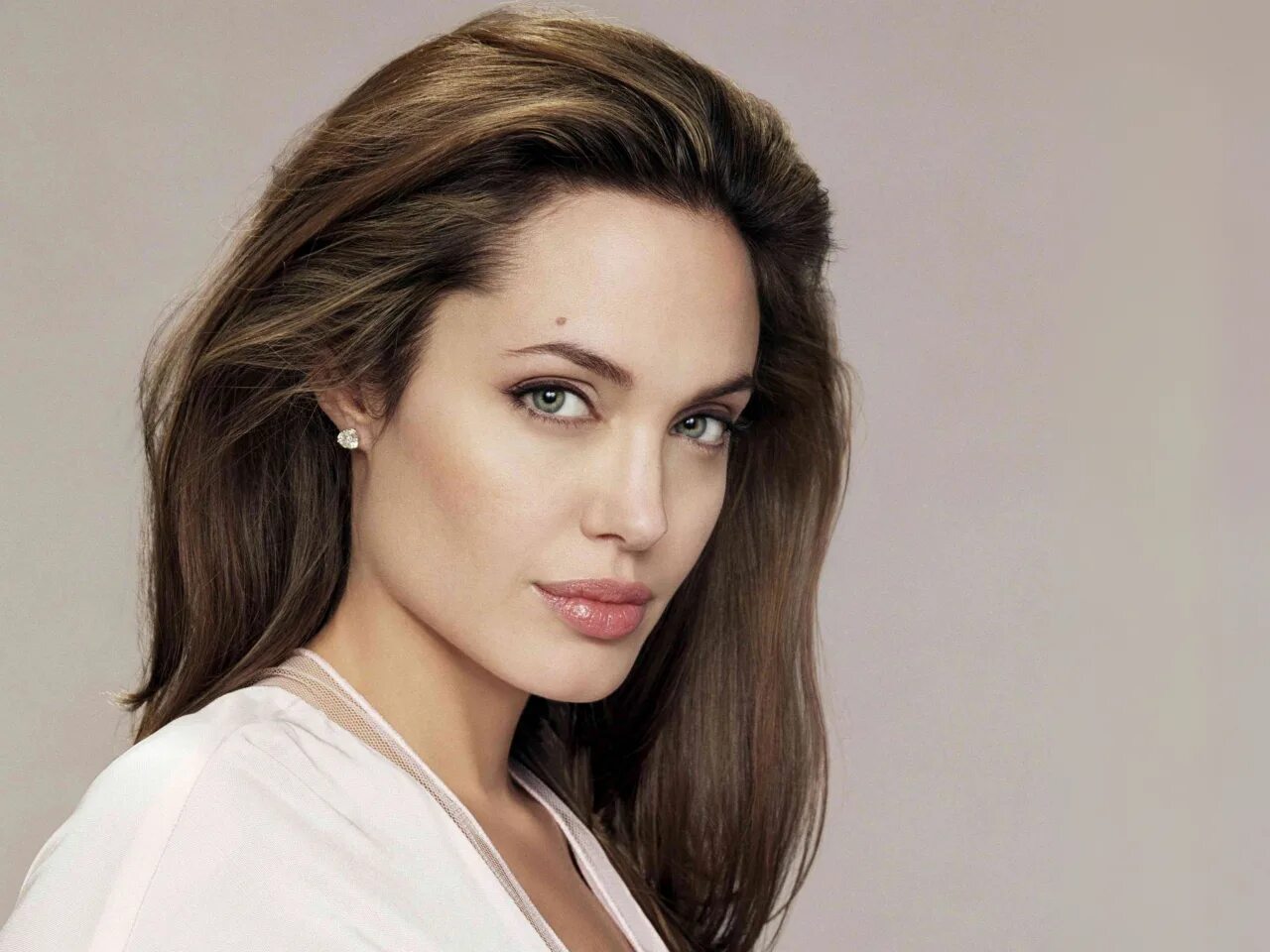 Анджелина джоли актрисы xx века. Джоли молодая. Анджелин Ажоли профиль. Angelina Jolie 1995. Анджелина Джоли биография кратко.