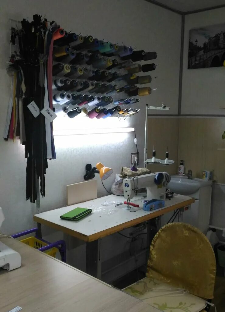 ателье московском микрорайоне. московский, улица радужная, 23а. ателье московском микрорайоне. студия по пошиву. стол для ателье по пошиву.