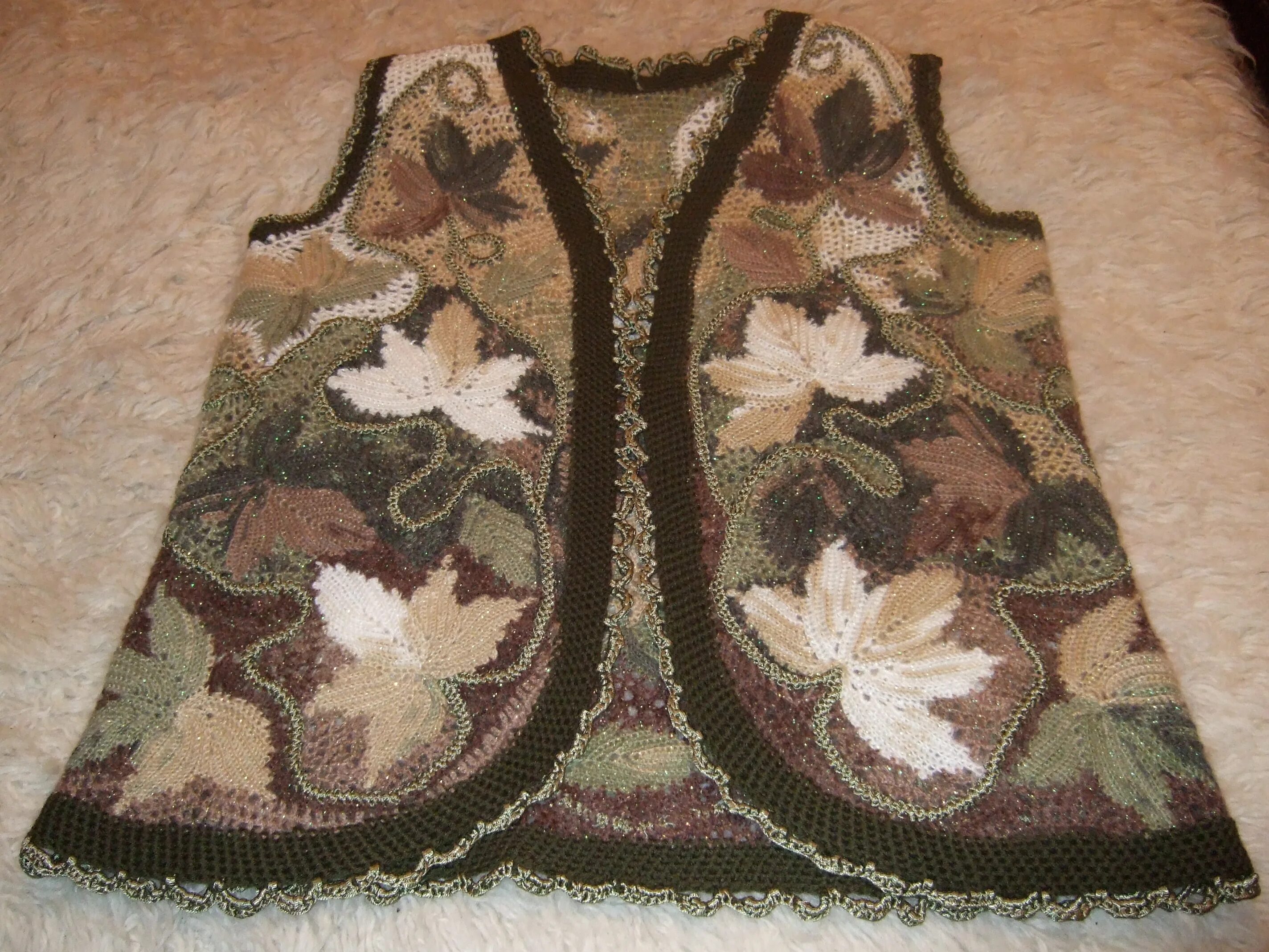 Жилетка женская вязаная на пуговицах 56 размера. Мк жилета. Белый вязаный жилет. Вязаные жилеты для женщин. Тонкая вязаная жилетка.