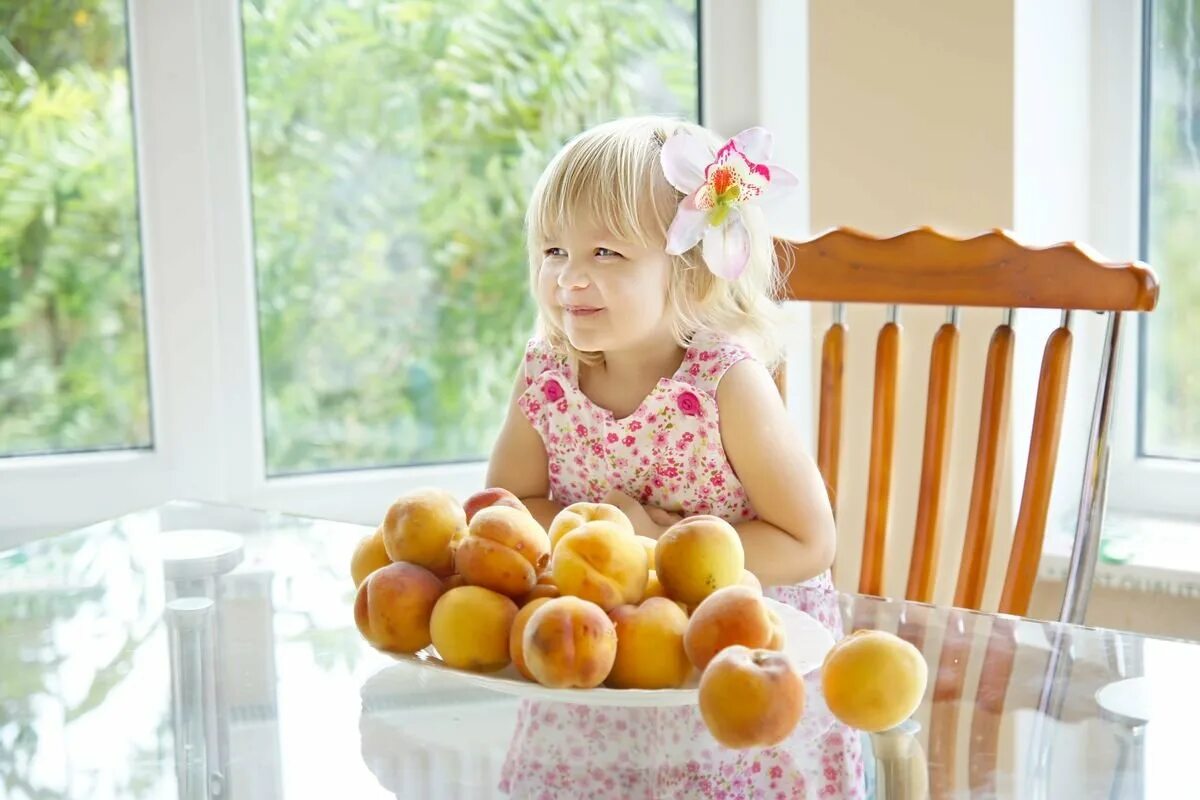 Девочка показала персик. Девочка с персиками. Персик для детей. Девушка с персиками фотосессия. Фотосессия детей с персиками на природе.