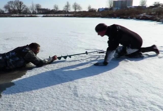 Как помочь провалившемуся под лед. Как помочь провалившемуся под лед. Что делать если вы провалились под лед. Как помочь провалившемуся под лед человеку. Что делать если провалился под лед.